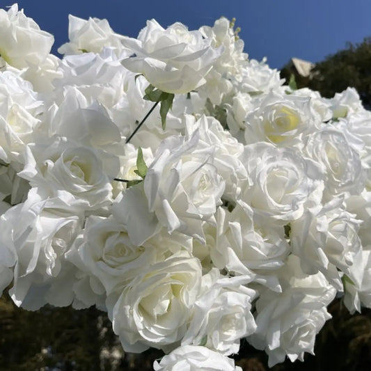 The heart-shaped flower arch is realistic and durable.