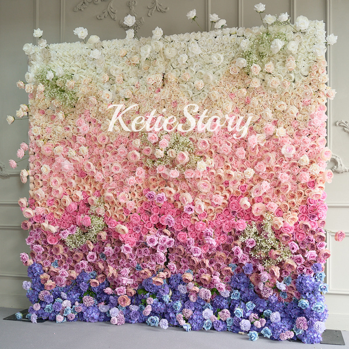 The rainbow fabric flower wall presents a gentle and romantic atmosphere.
